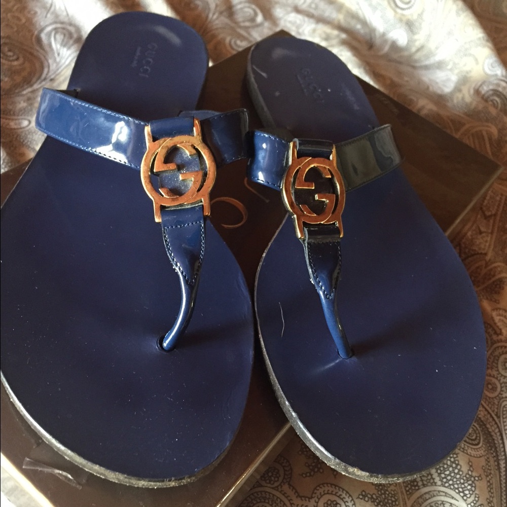 Gucci GG thong patent leather sandal